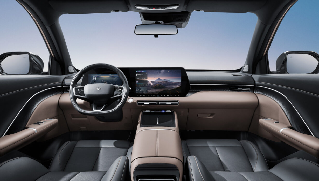 Interior premium con pantallas panorámicas